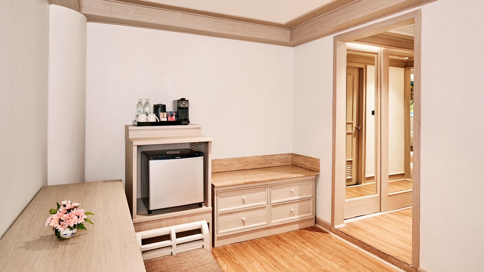 rooms-deluxe-poolview