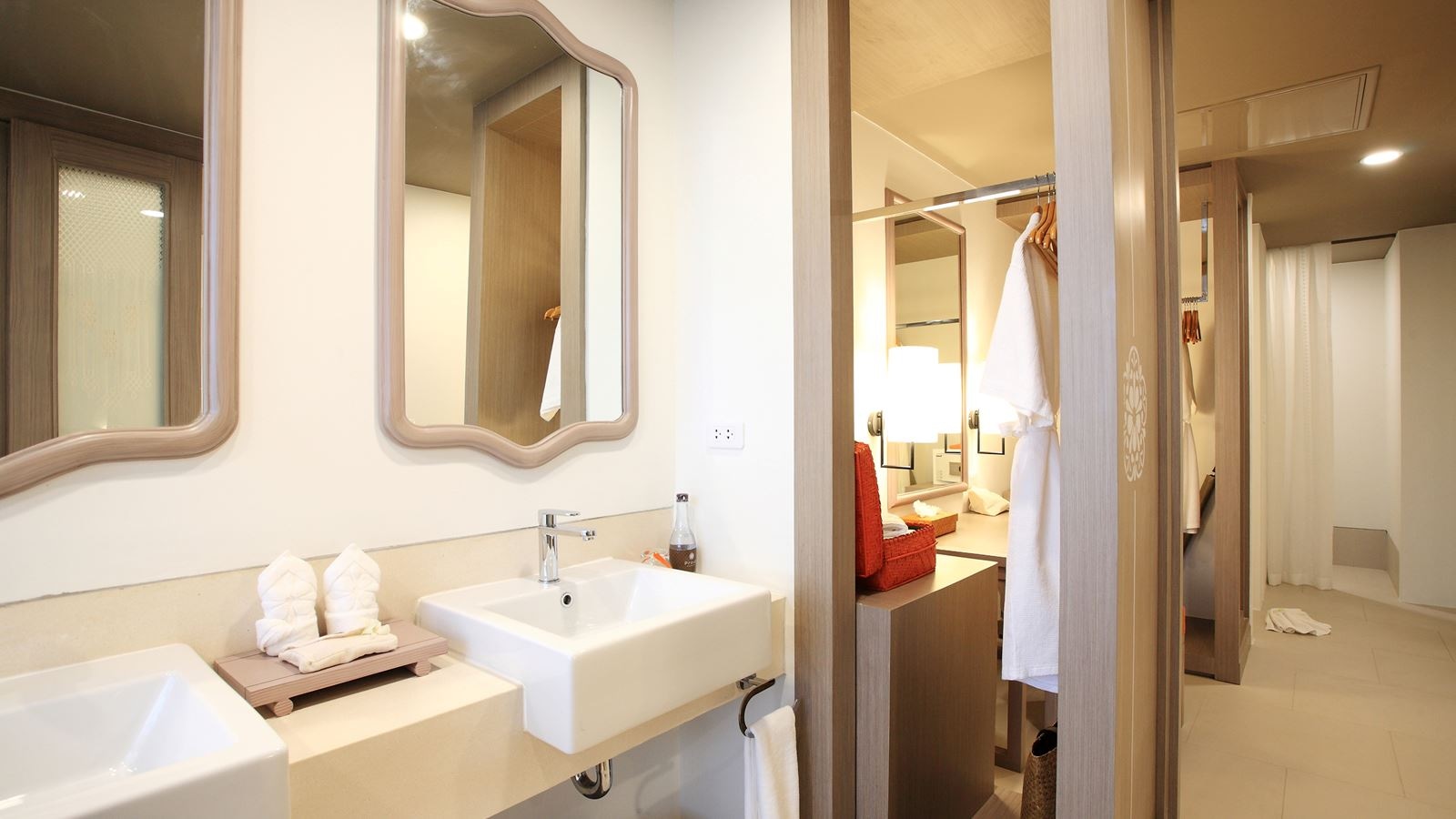 rooms-deluxe-pool-view