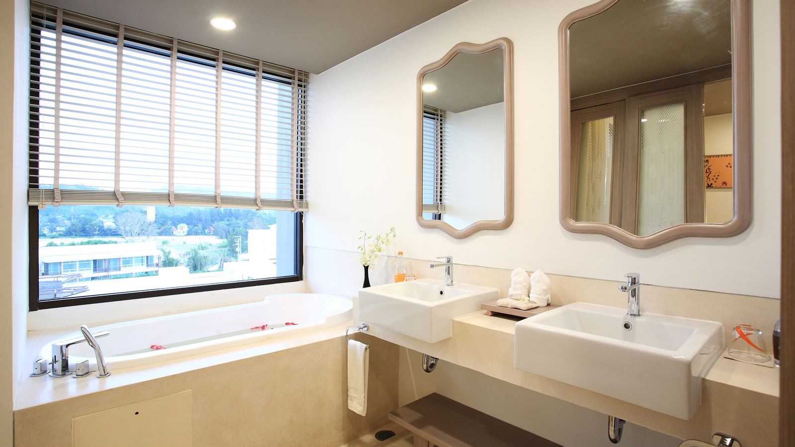 rooms-deluxe-pool-view