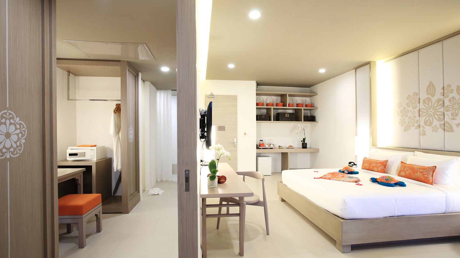 rooms-deluxe-pool-view