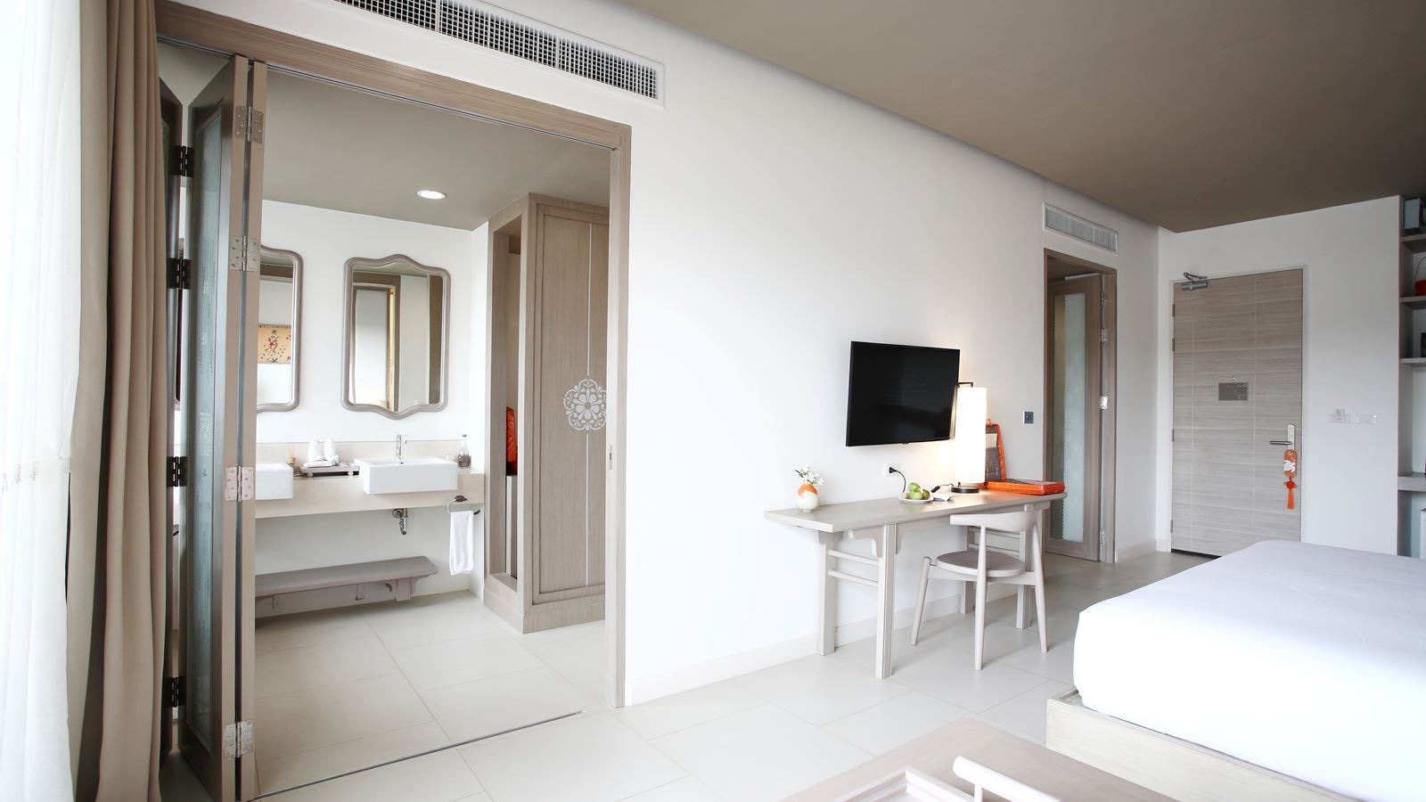 rooms-deluxe-pool-view