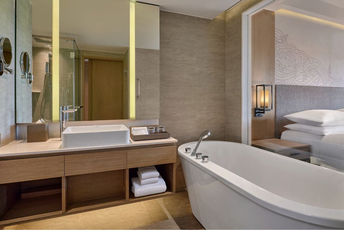 rooms-large-guest-room-beach-front-access