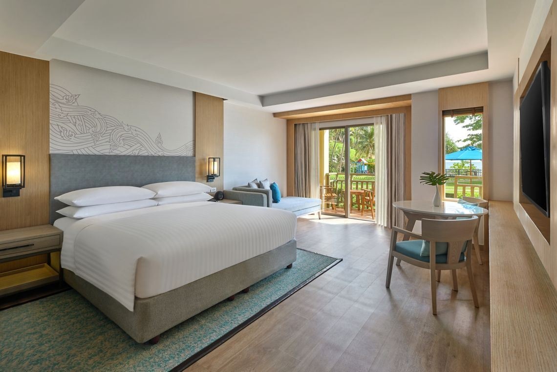rooms-large-guest-room-beach-front-access