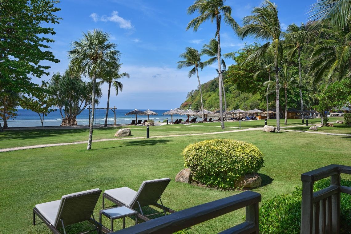 rooms-large-guest-room-beach-front-access