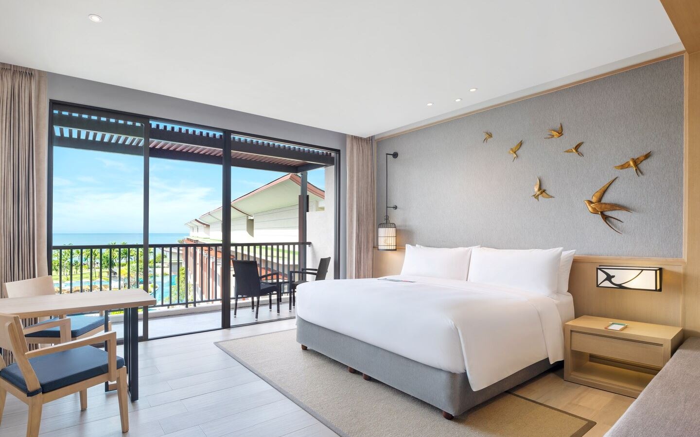 rooms-deluxe-guest-room-pool-view--2nd-chd-share-bed