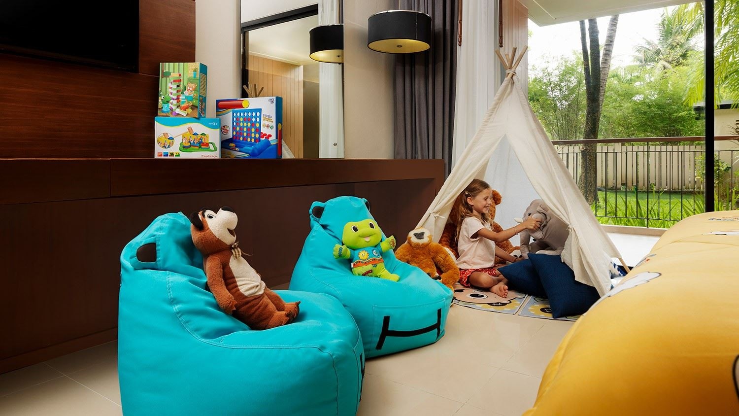 rooms-family-room-garden-view