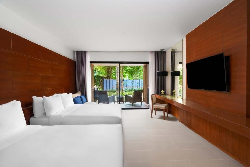 rooms-family-room-garden-view