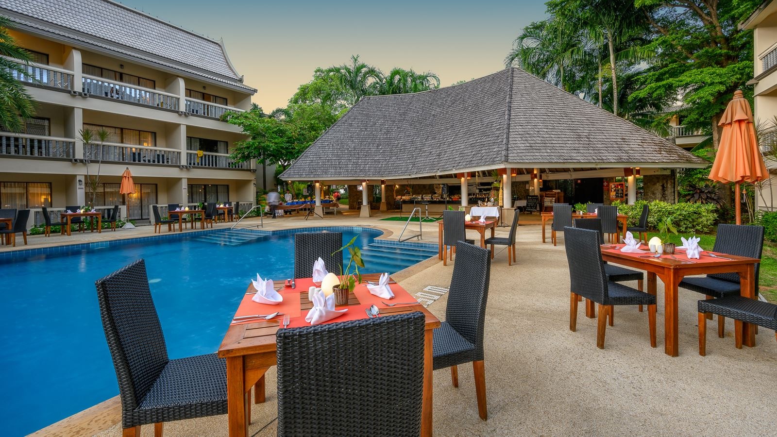restaurants-waves-restaurant-and-pool-bar