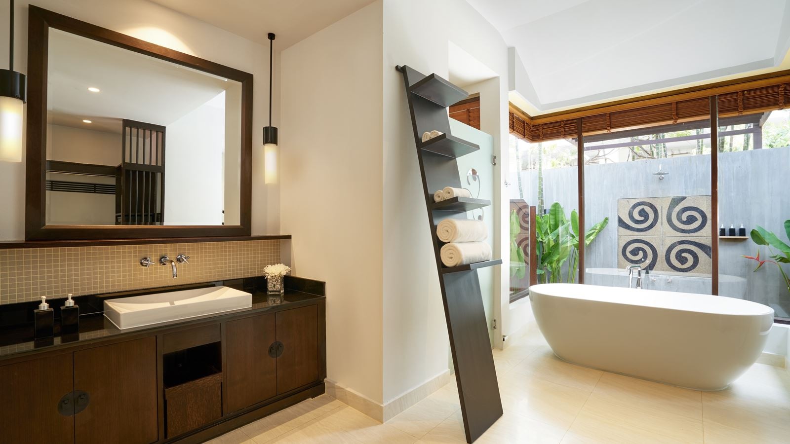 rooms-junior-suite-with-pool-view