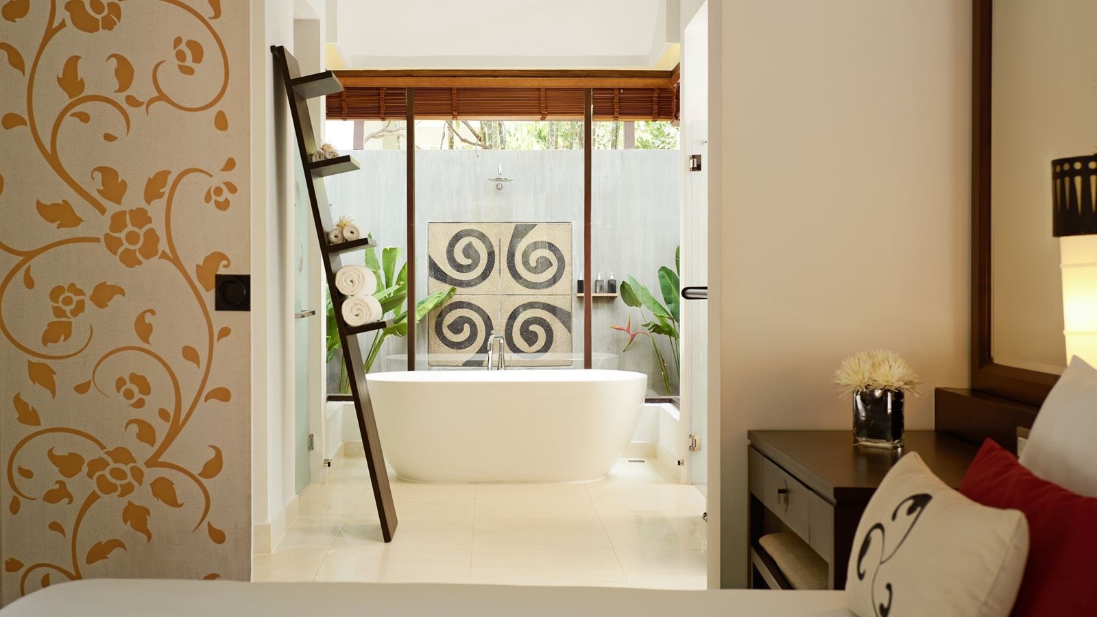 rooms-junior-suite-with-pool-view