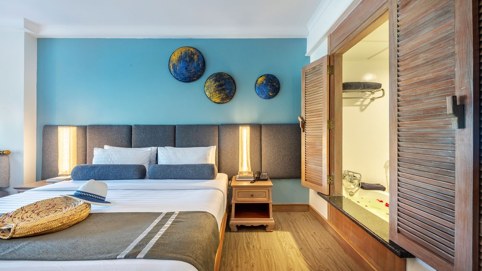 rooms-deluxe-room