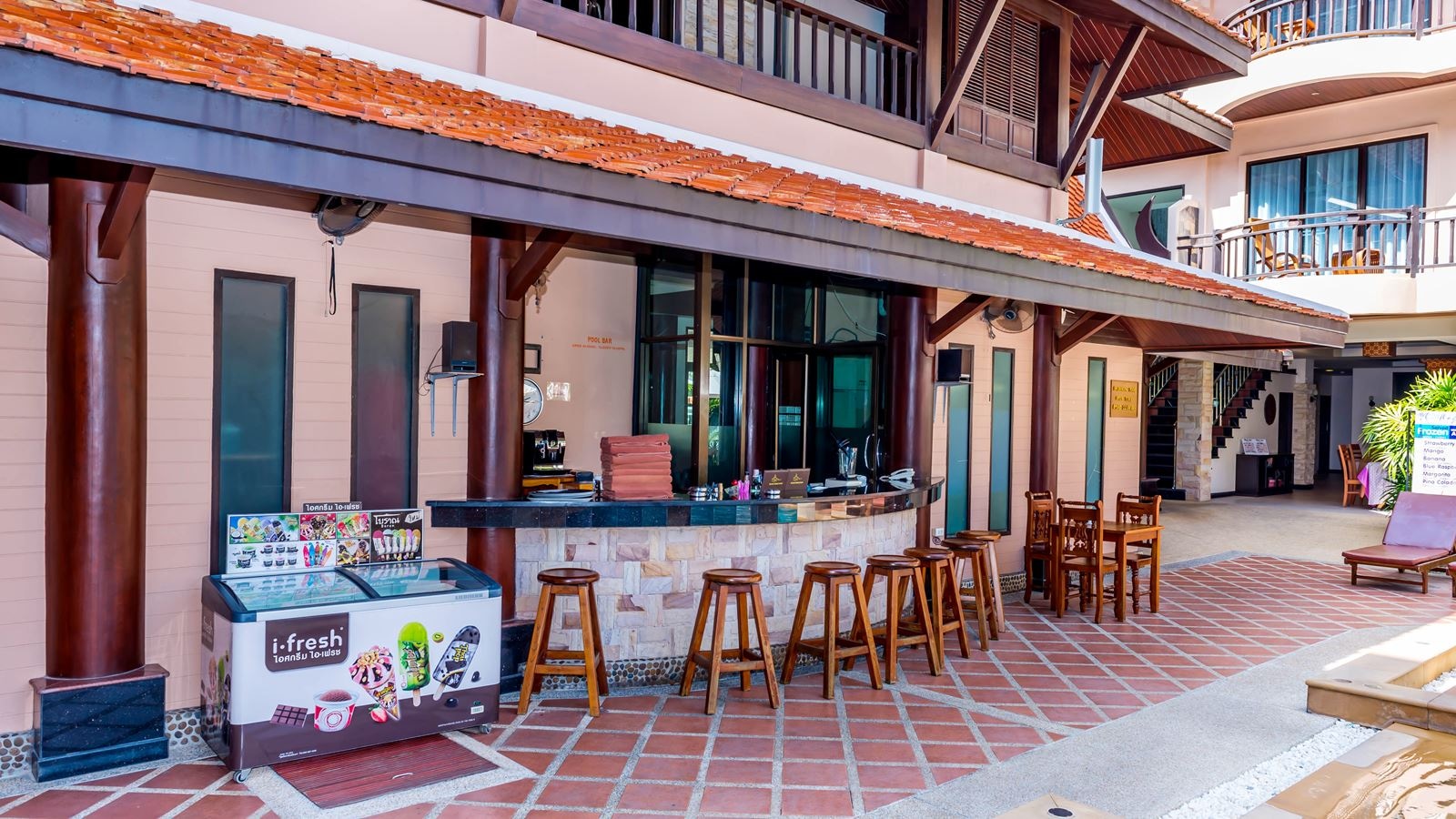 bars-iyara-pool-bar