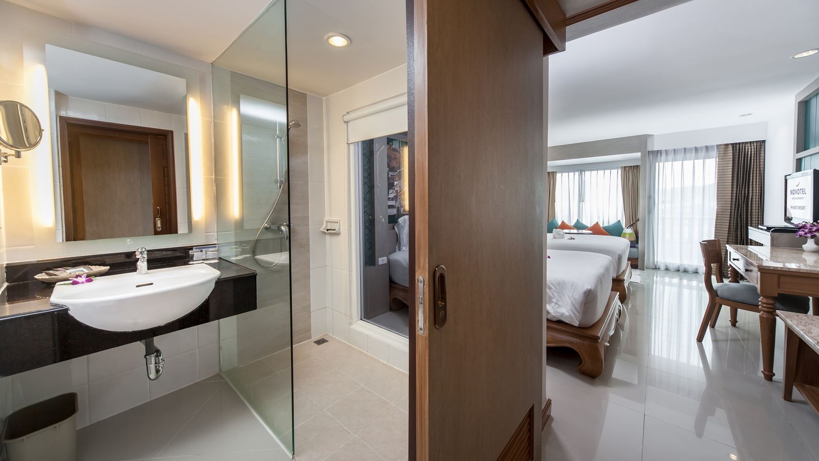 rooms-deluxe-room