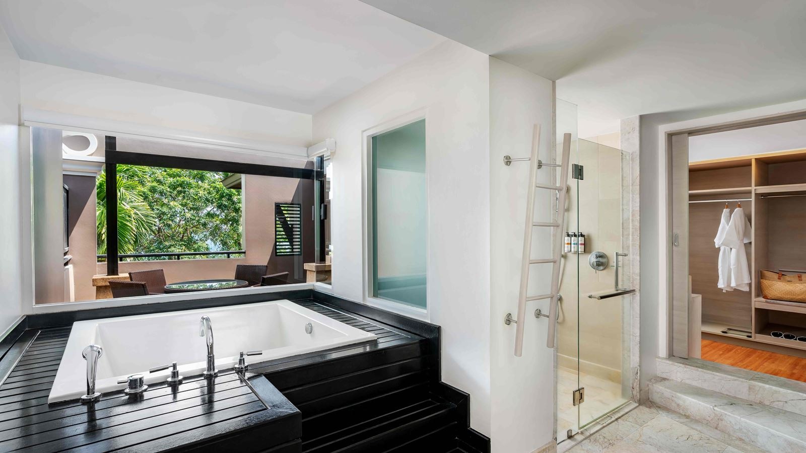 rooms-deluxe-suite