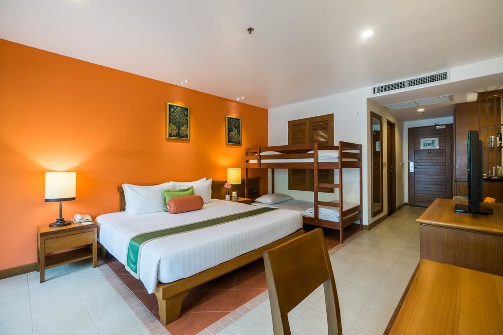 rooms-deluxe-family-room