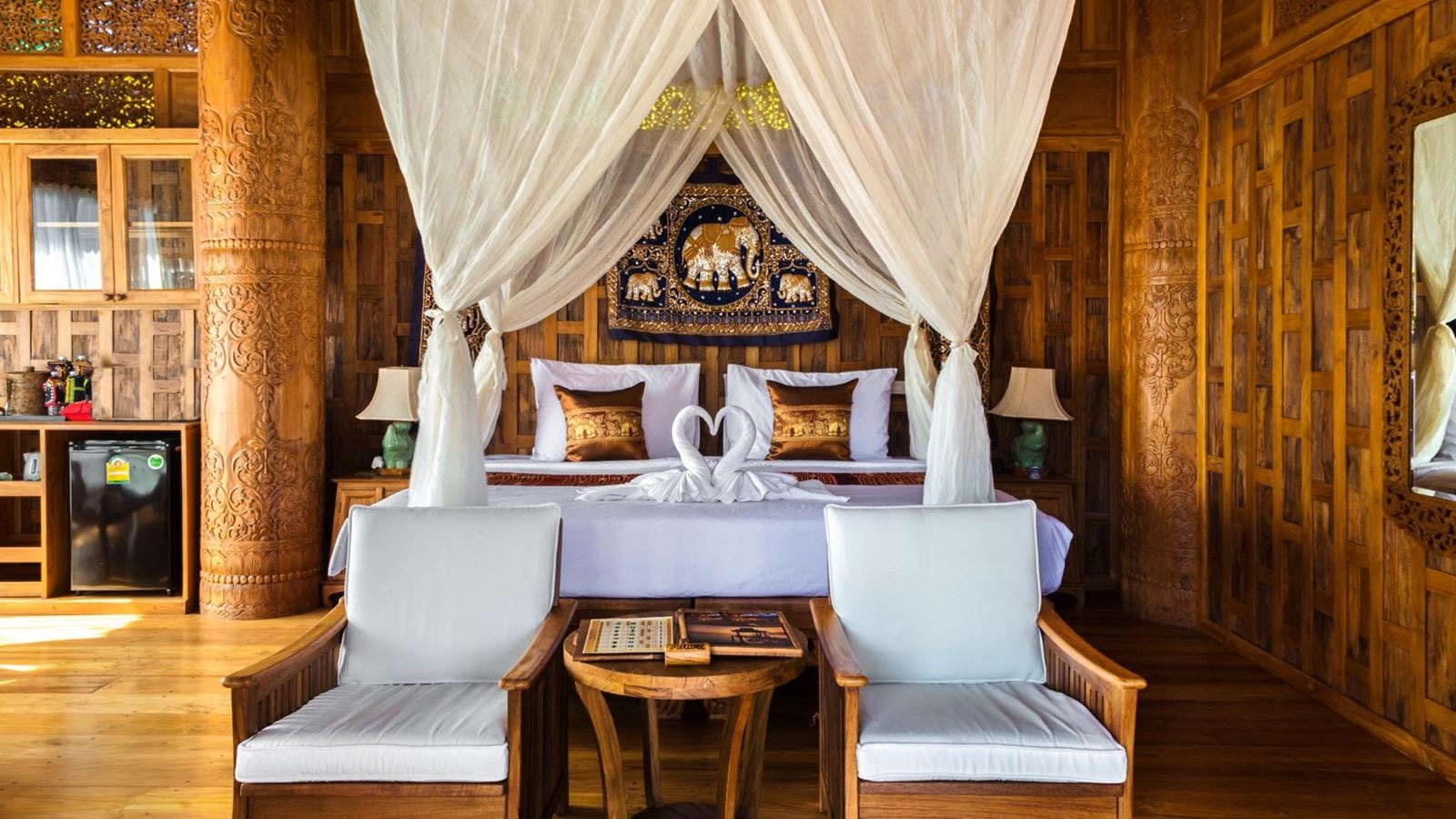 rooms-deluxe-pool-villa-child-sharing-bed