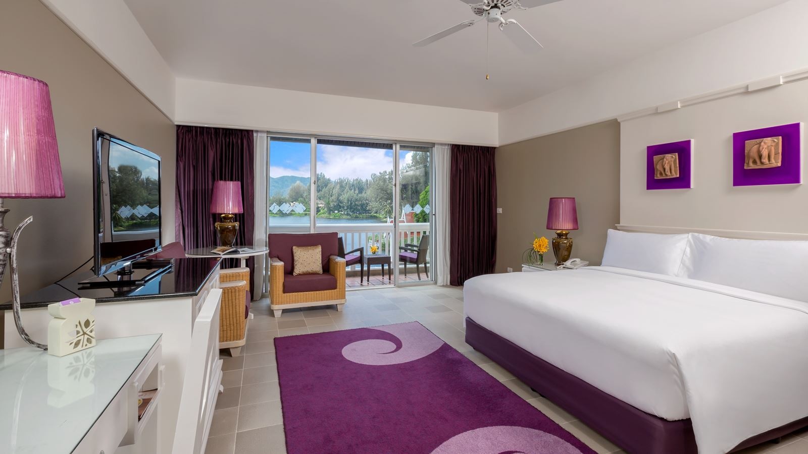 rooms-laguna-king-room