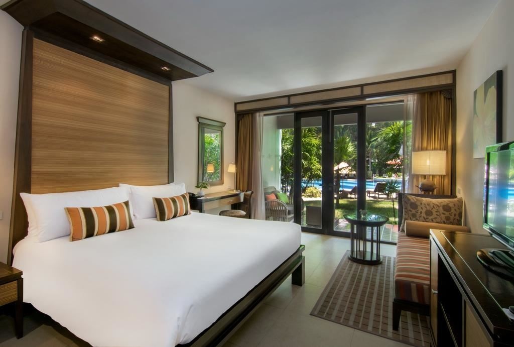 rooms-tropical-deluxe-pool-view