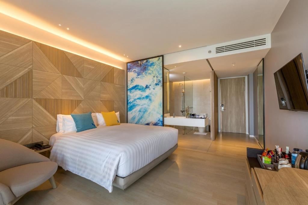 rooms-deluxe-pool-view
