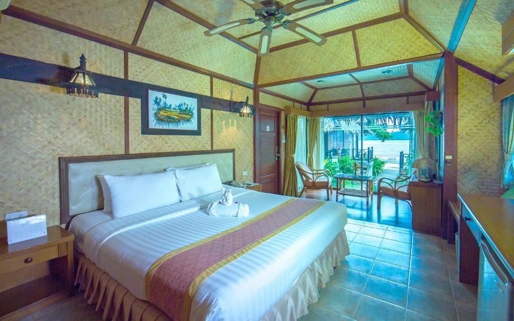 rooms-beach-family