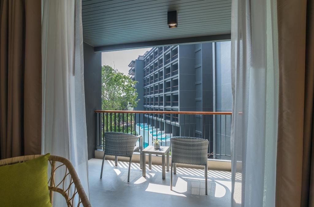 rooms-deluxe-pool-view-room