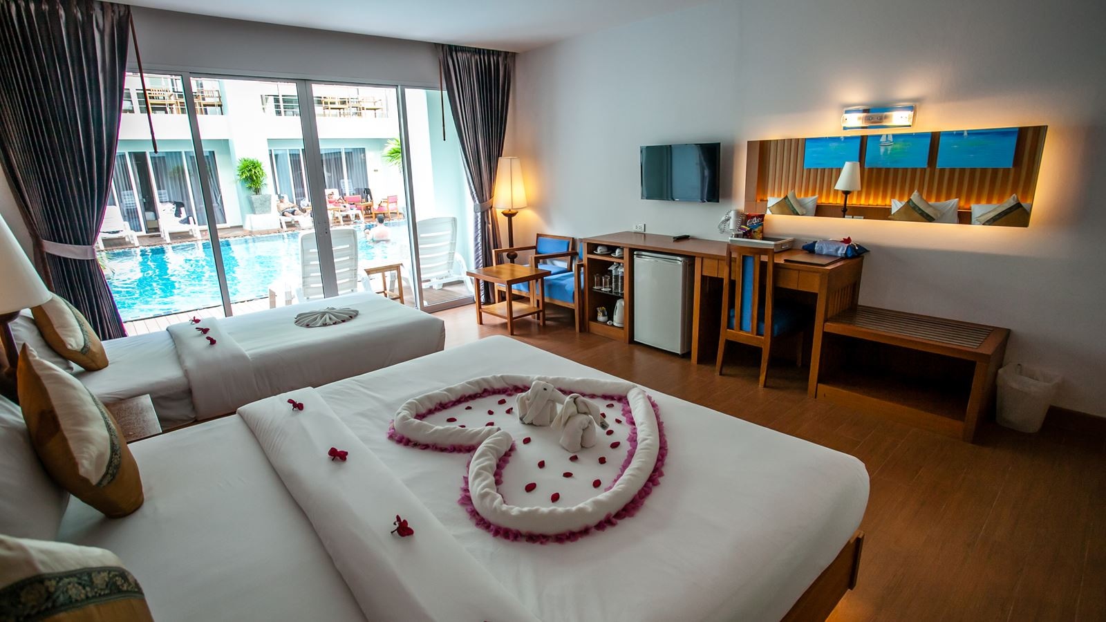 rooms-deluxe-triple-pool-access