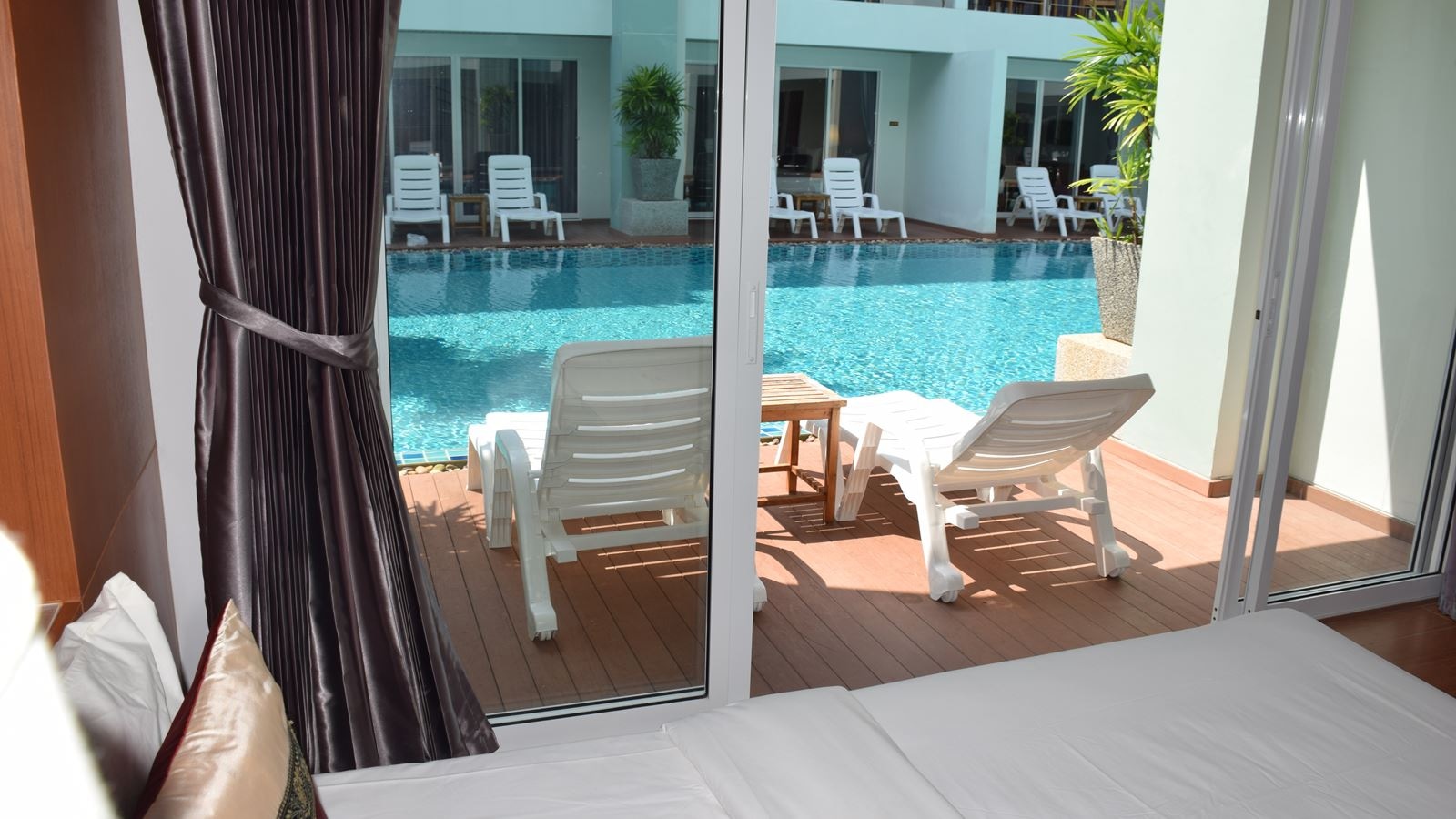 rooms-deluxe-pool-access