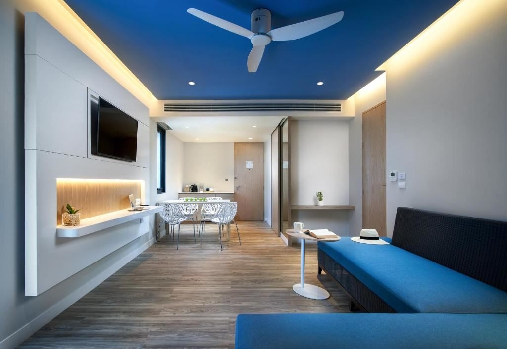 rooms-one-bedroom-suite-balcony