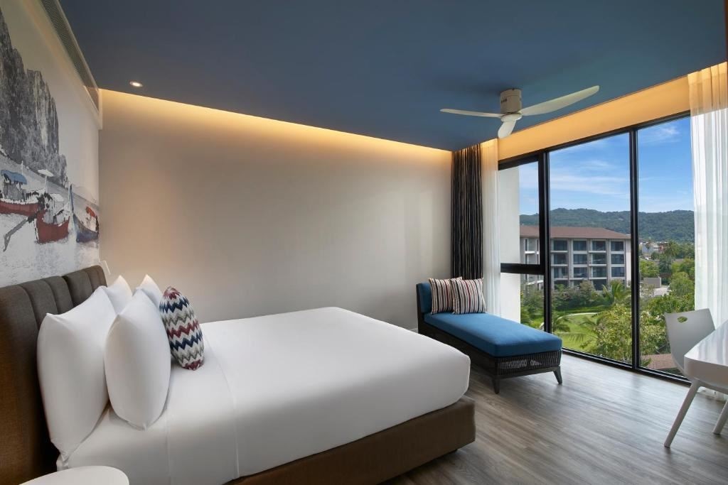 rooms-one-bedroom-suite-pool-balcony
