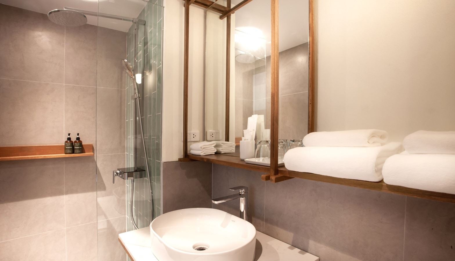 rooms-deluxe-pool-view