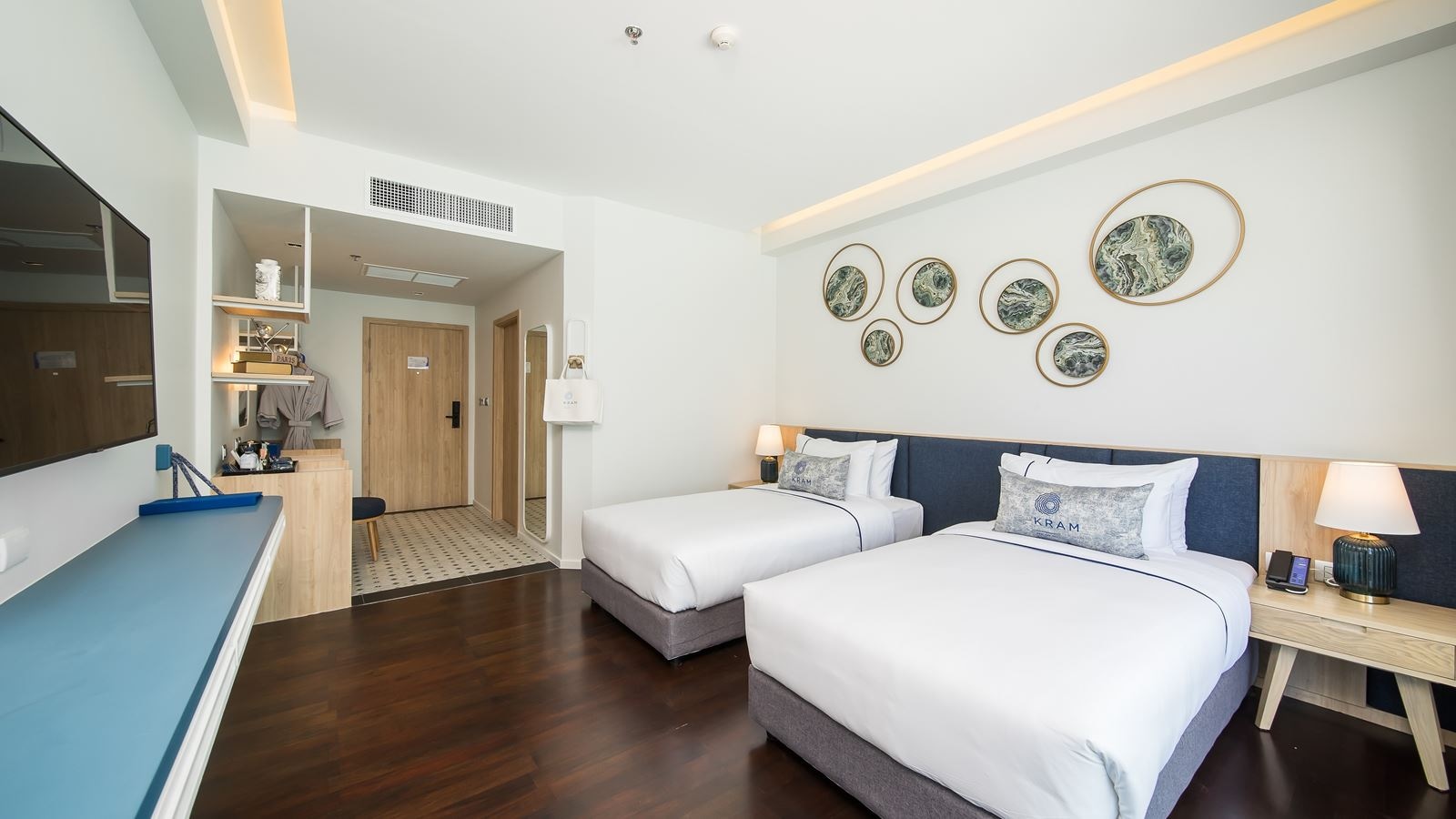 rooms-deluxe-pool-view-twin--king