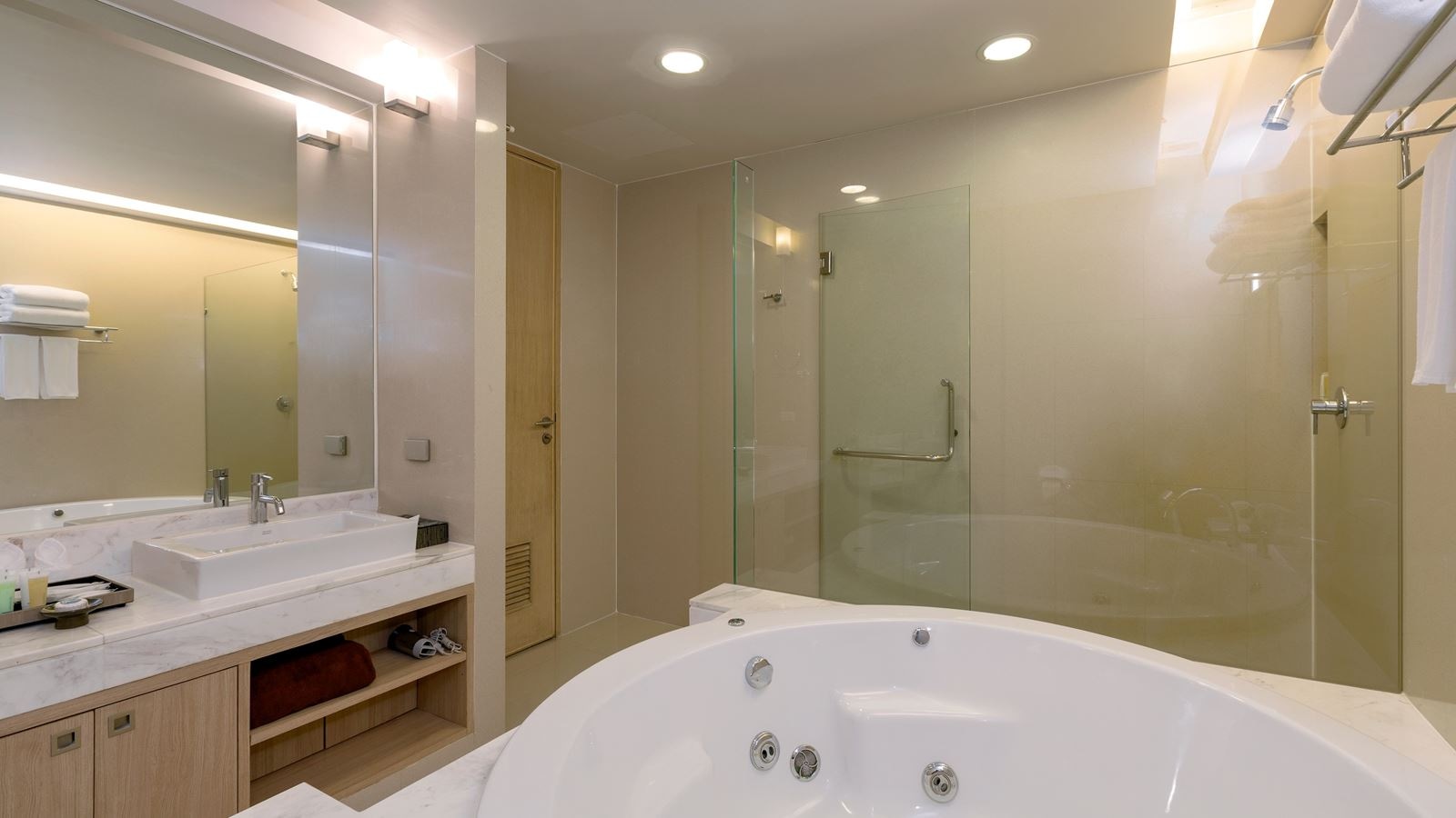 rooms-4-bedroom-penthouse-pool-suite-with-kitchen