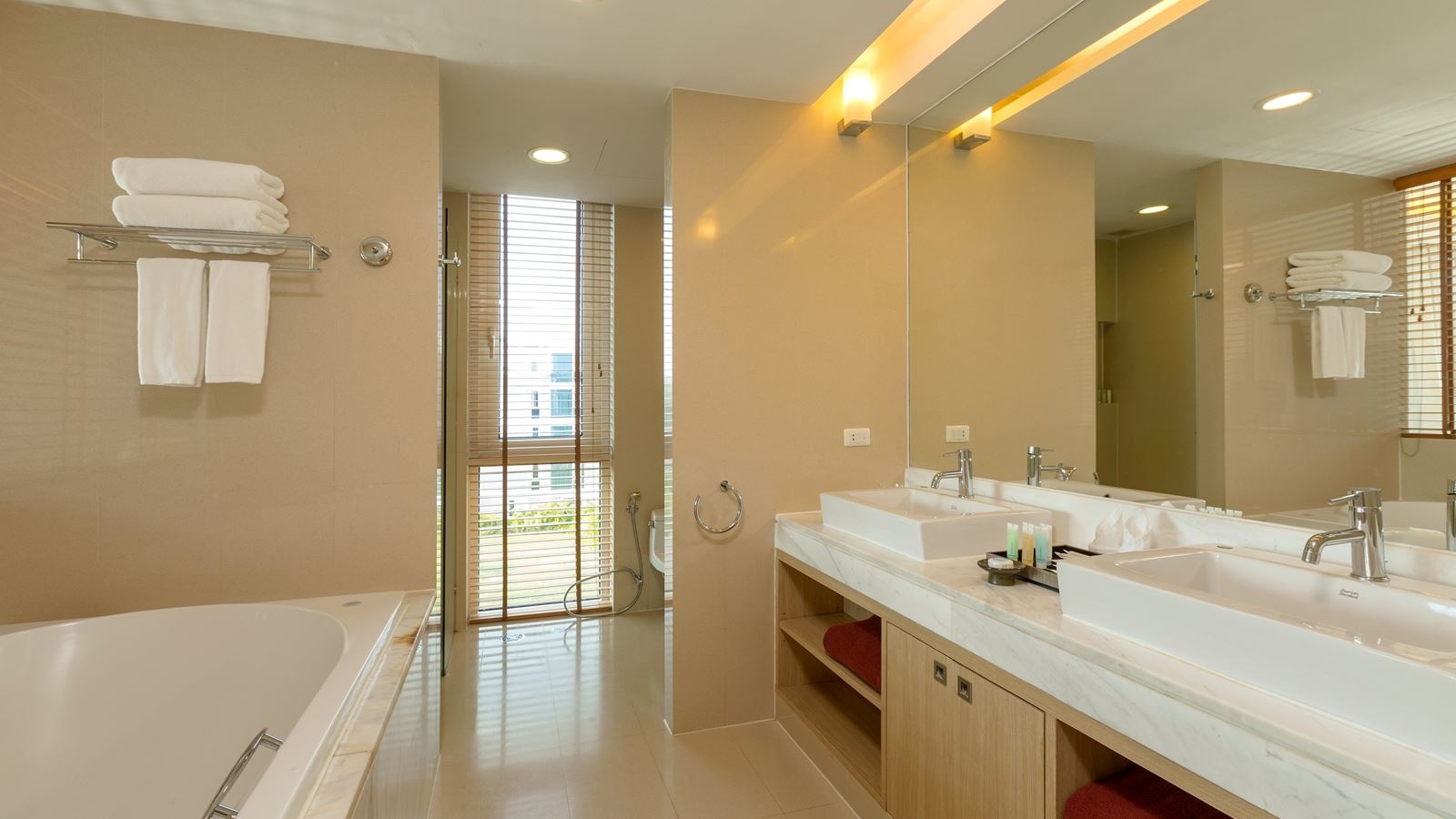 rooms-4-bedroom-penthouse-pool-suite-with-kitchen