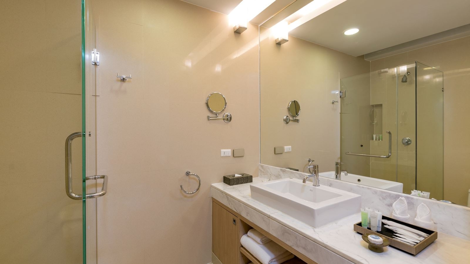 rooms-4-bedroom-penthouse-pool-suite-with-kitchen