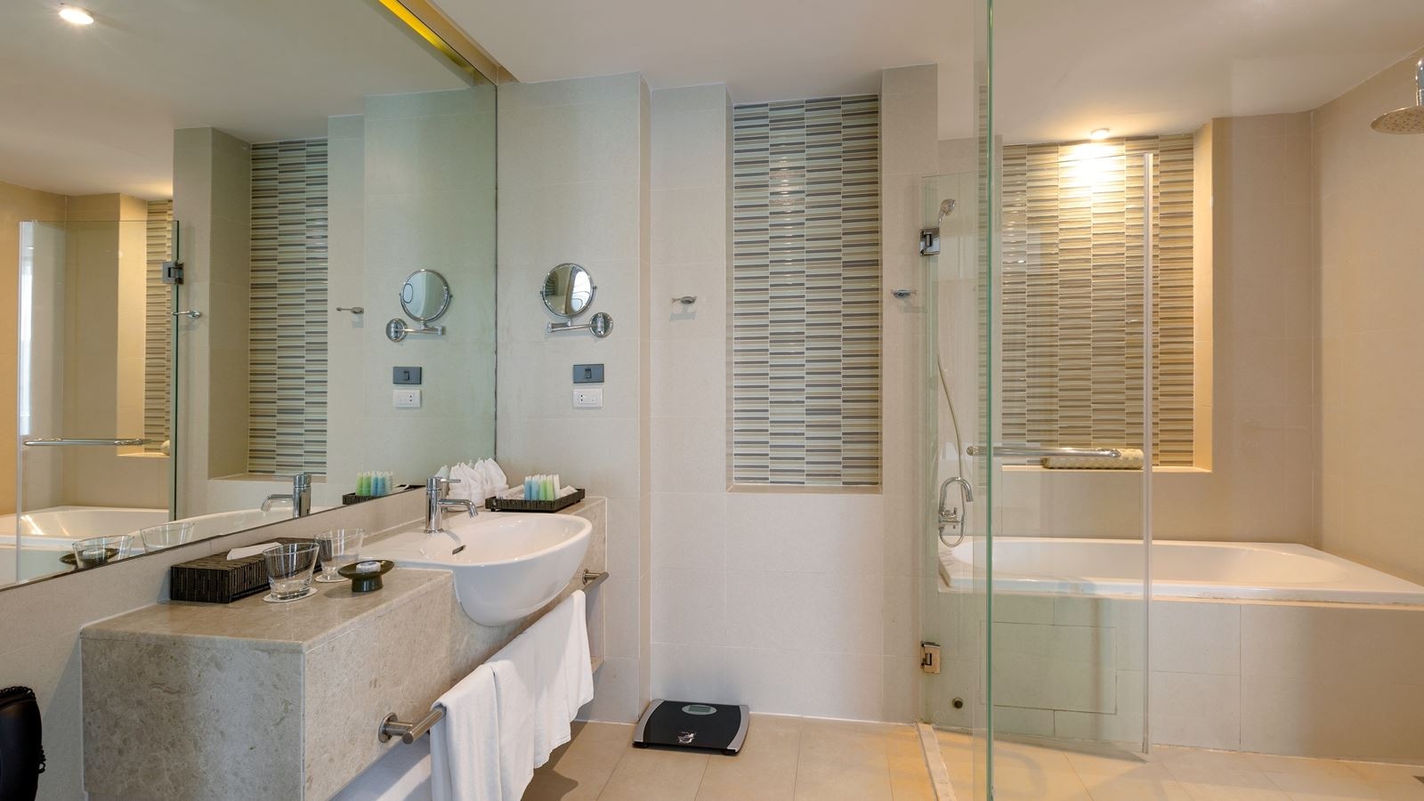 rooms-executive-1-bedroom-family-suite