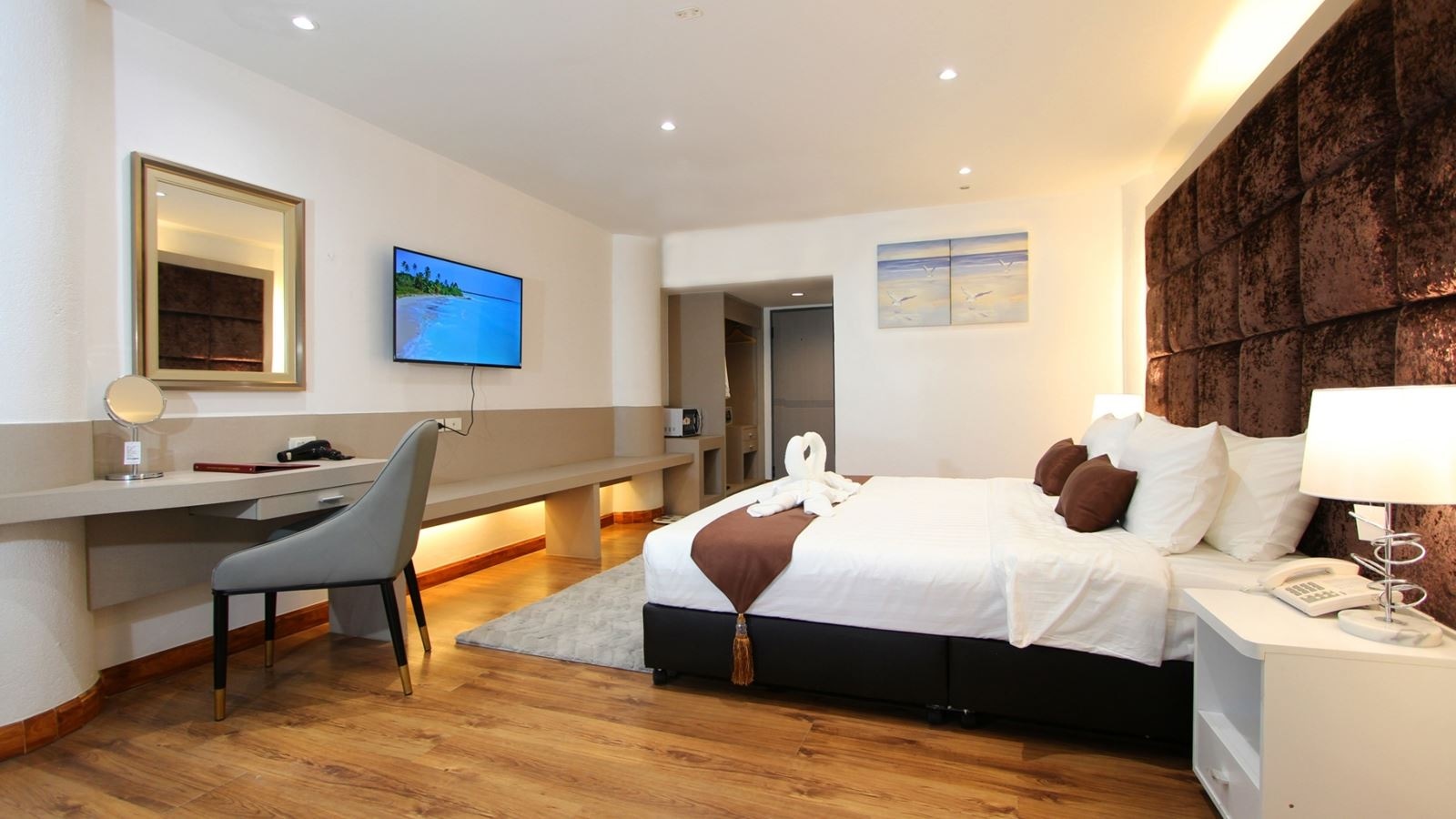 rooms-deluxe-room