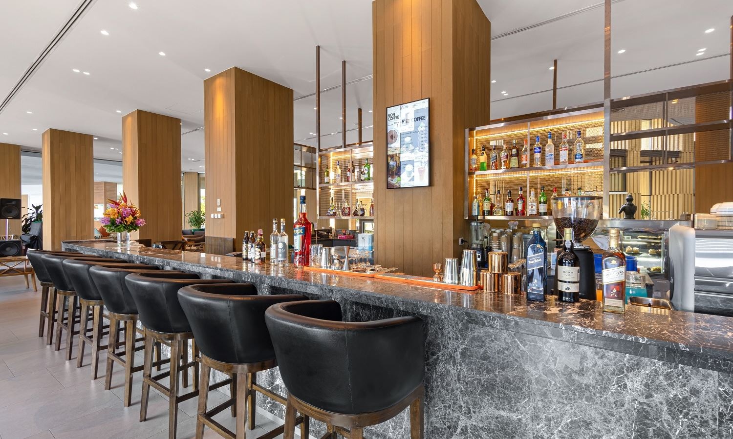 bars-the-bar-at-beach-hotel