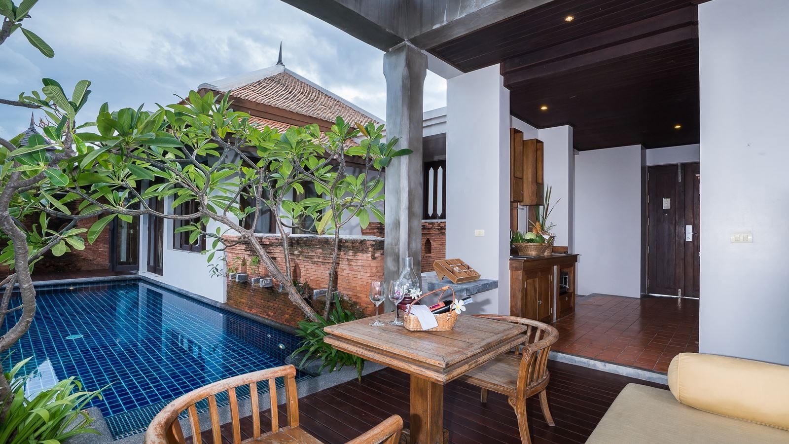 rooms-family-pool-villa-garden-view