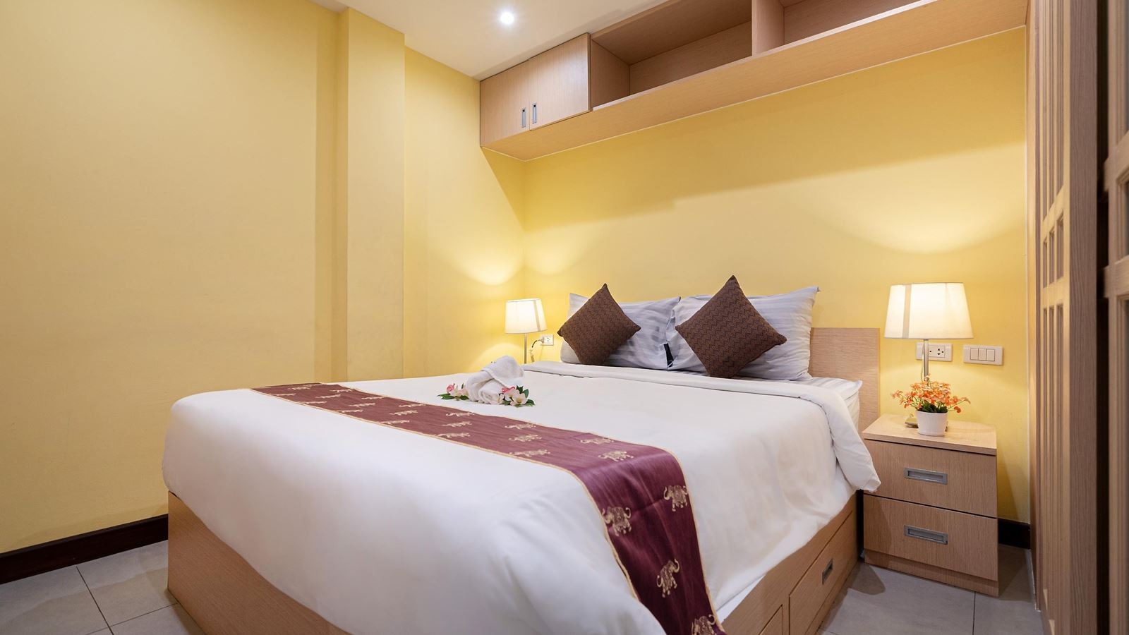 rooms-deluxe-room