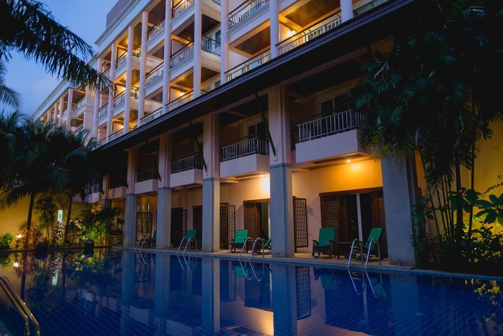 rooms-pool-access-room