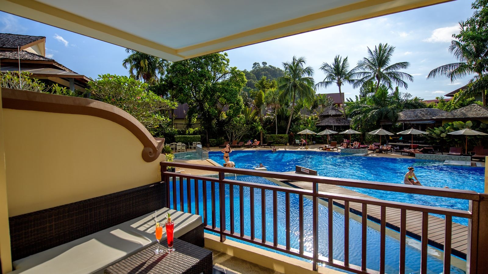 rooms-deluxe-pool-access