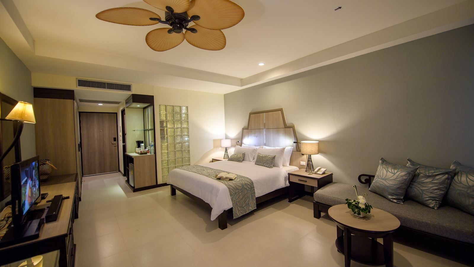 rooms-deluxe-pool-access-jacuzzi