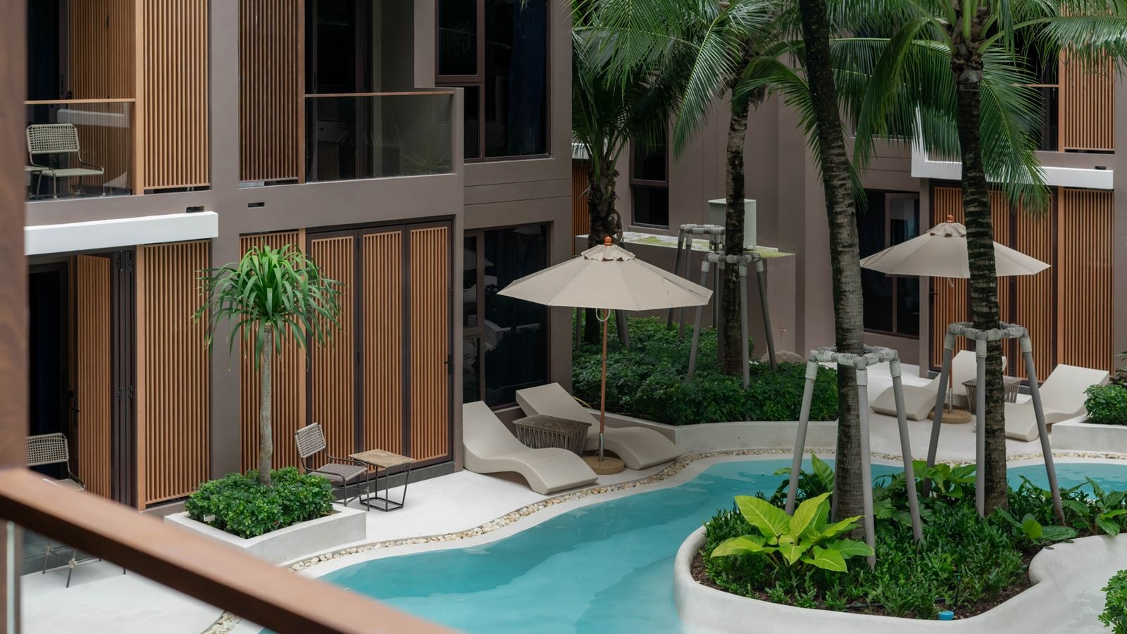 rooms-deluxe-pool-view-2-nd-child-share-bed