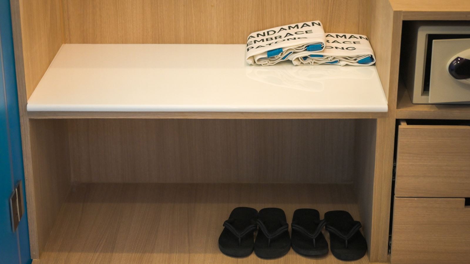 rooms-pool-access