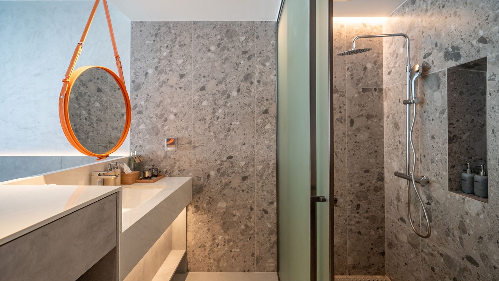 rooms-premier-pool-access