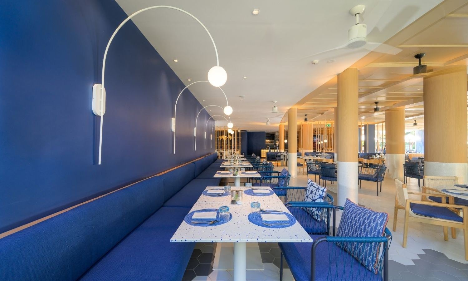 restaurants-escape-pool-club