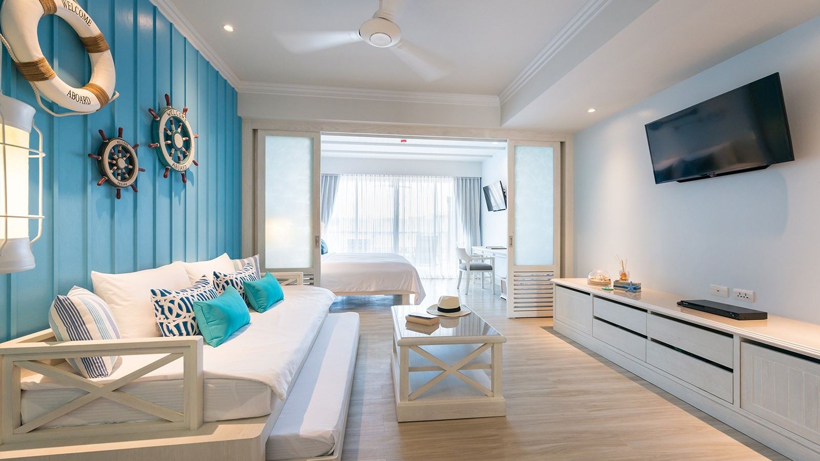 rooms-pool-access-family-room