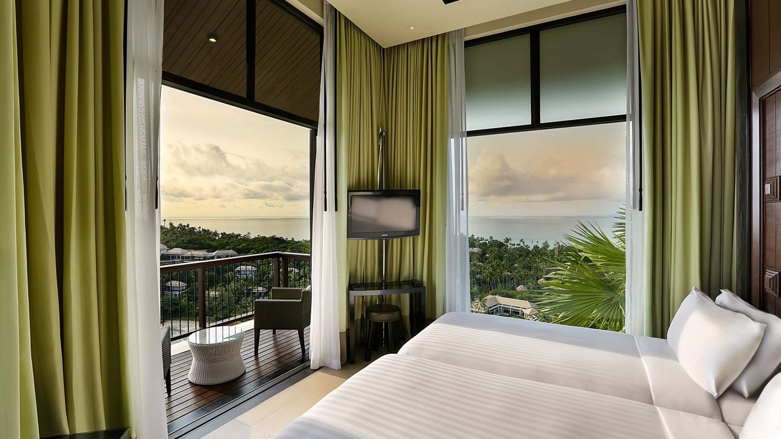 rooms-family-ocean-view-pool-villa