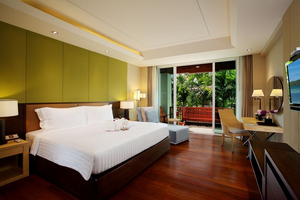 rooms-premier-pool-view