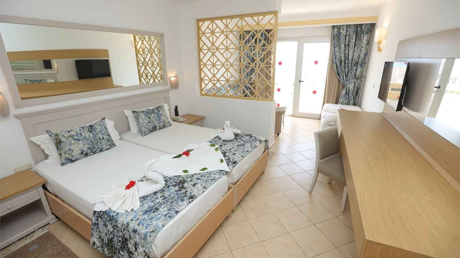 rooms-familyroom-garden-view
